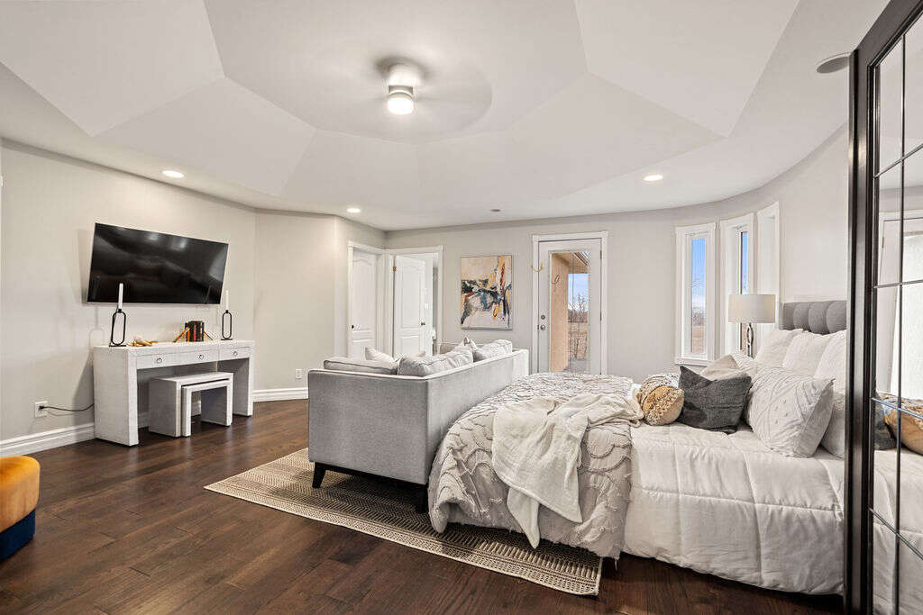 Luxury home 4056sqft - 4+3 Beds, 4 Full Baths
