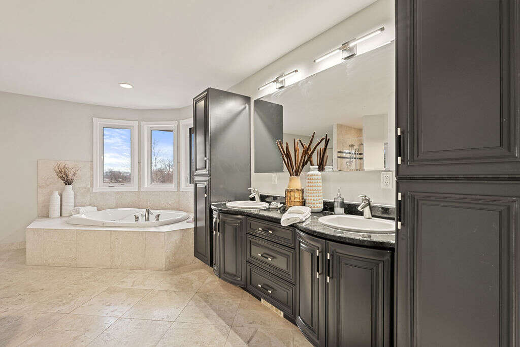 Luxury home 4056sqft - 4+3 Beds, 4 Full Baths