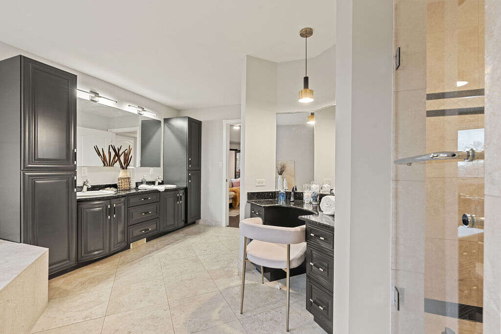 Luxury home 4056sqft - 4+3 Beds, 4 Full Baths