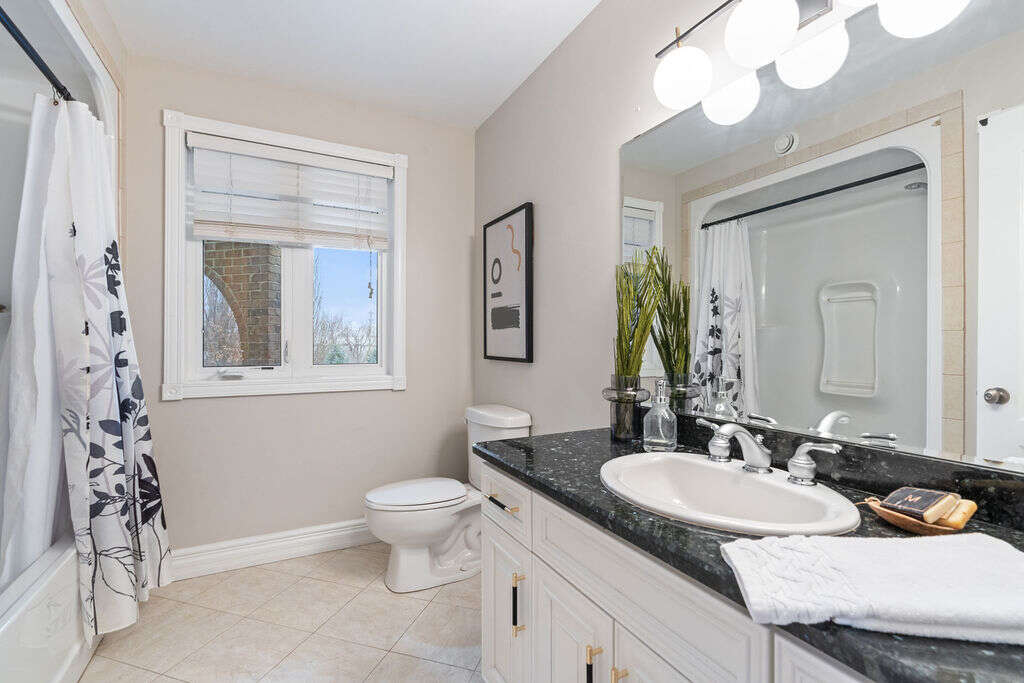 Luxury home 4056sqft - 4+3 Beds, 4 Full Baths