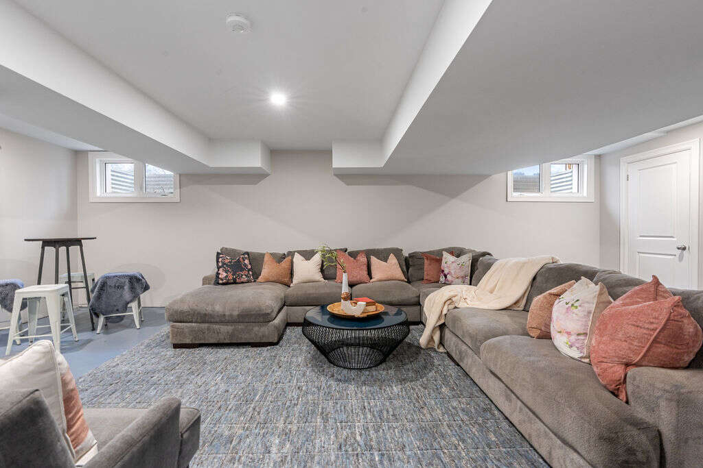 Luxury home 4056sqft - 4+3 Beds, 4 Full Baths