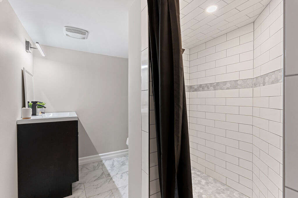 Luxury home 4056sqft - 4+3 Beds, 4 Full Baths