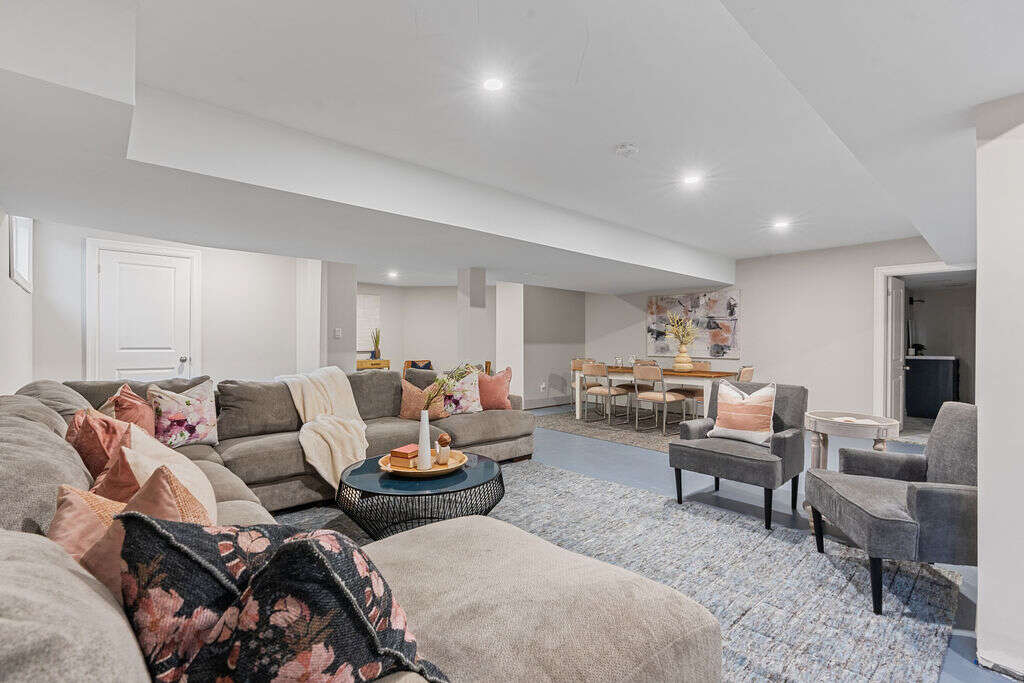Luxury home 4056sqft - 4+3 Beds, 4 Full Baths