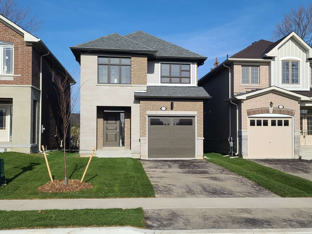 House For Sale in Newmarket, ON - 4 bed, 2.5 bath
