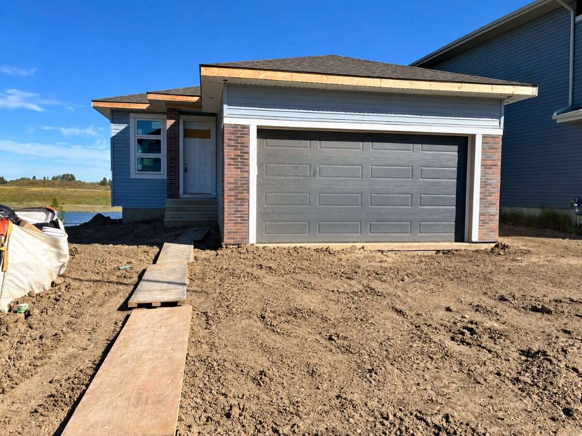 Walkout bungalow on lake