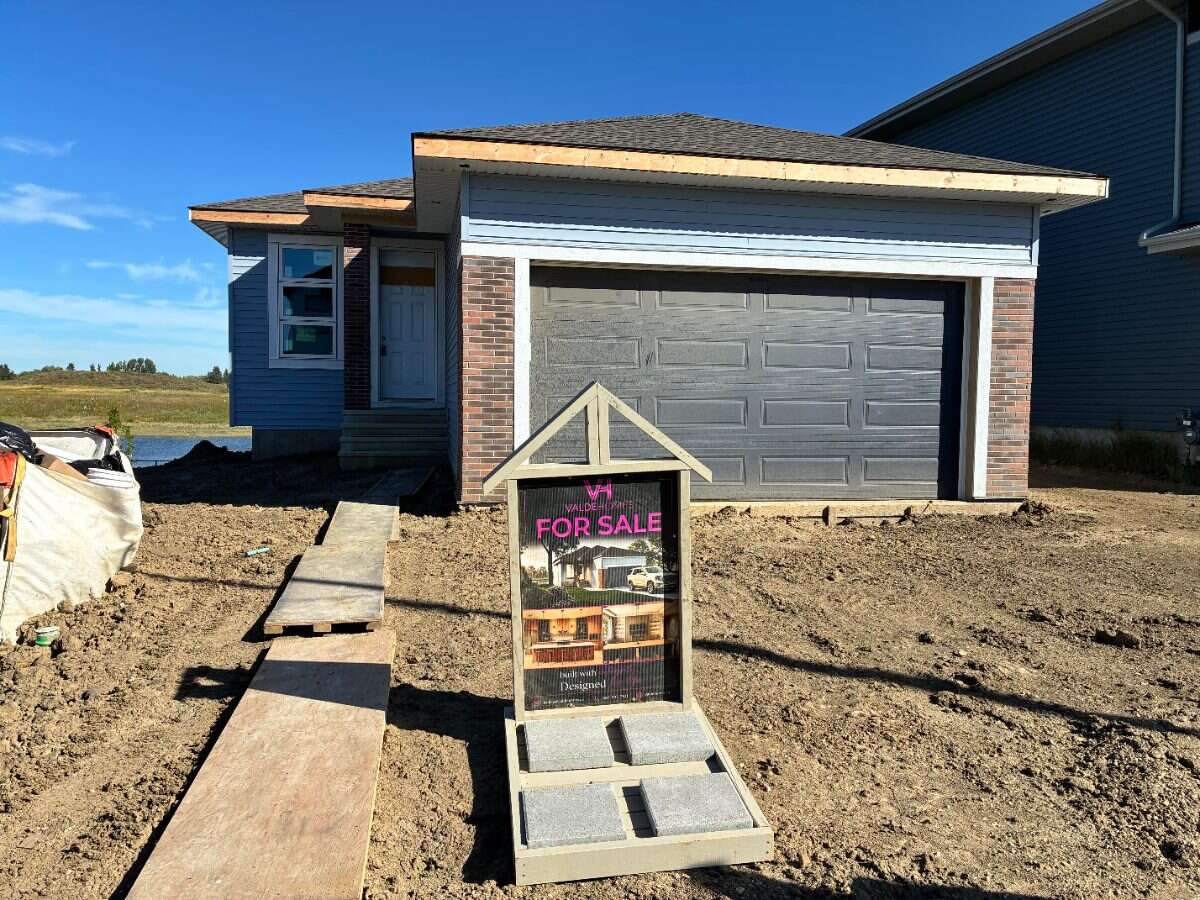 Walkout bungalow on lake