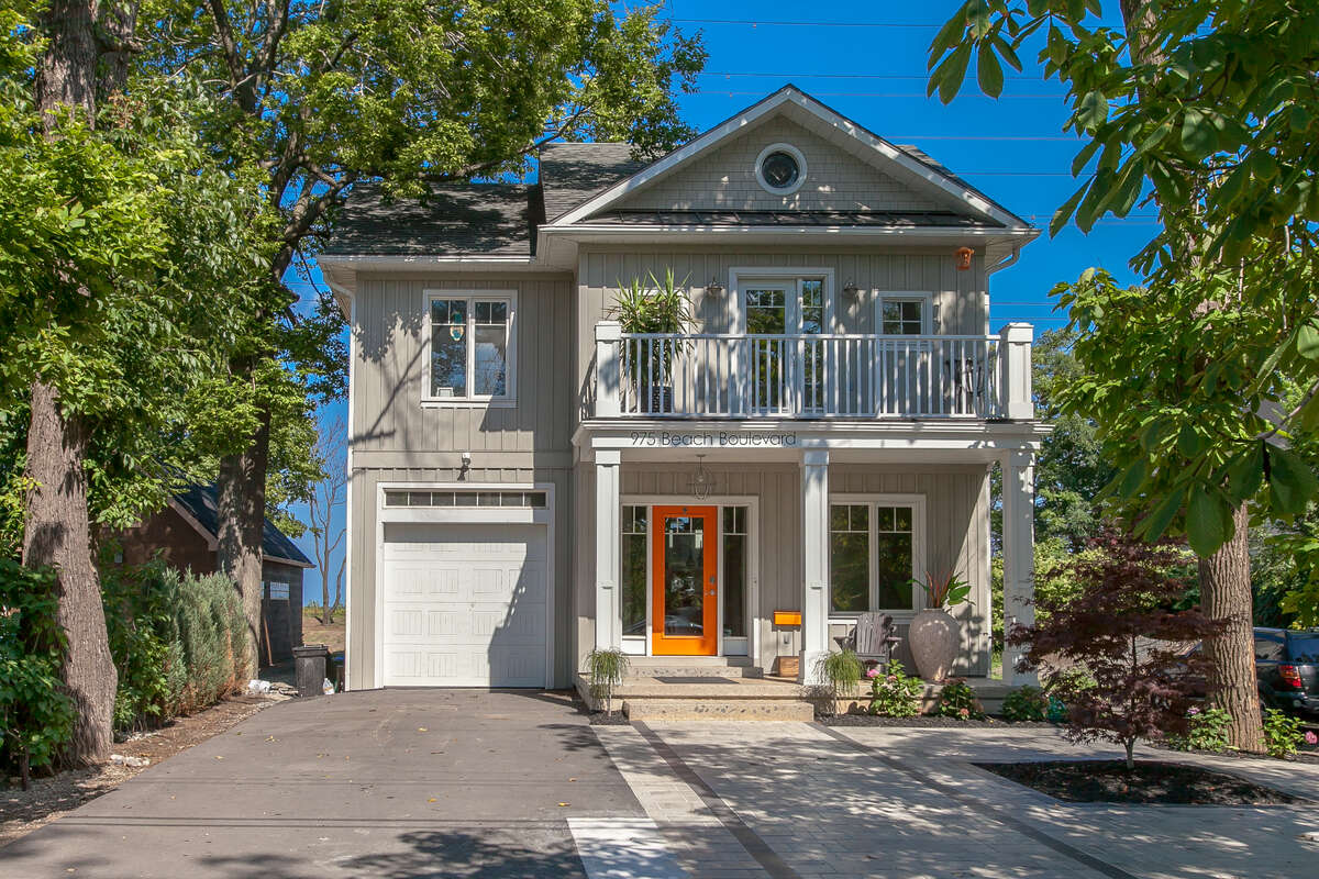 House / Detached House / Waterfront Property For Sale in Hamilton, Ontario - 5 bdrm, 4.5 bath (975 Beach Blvd)