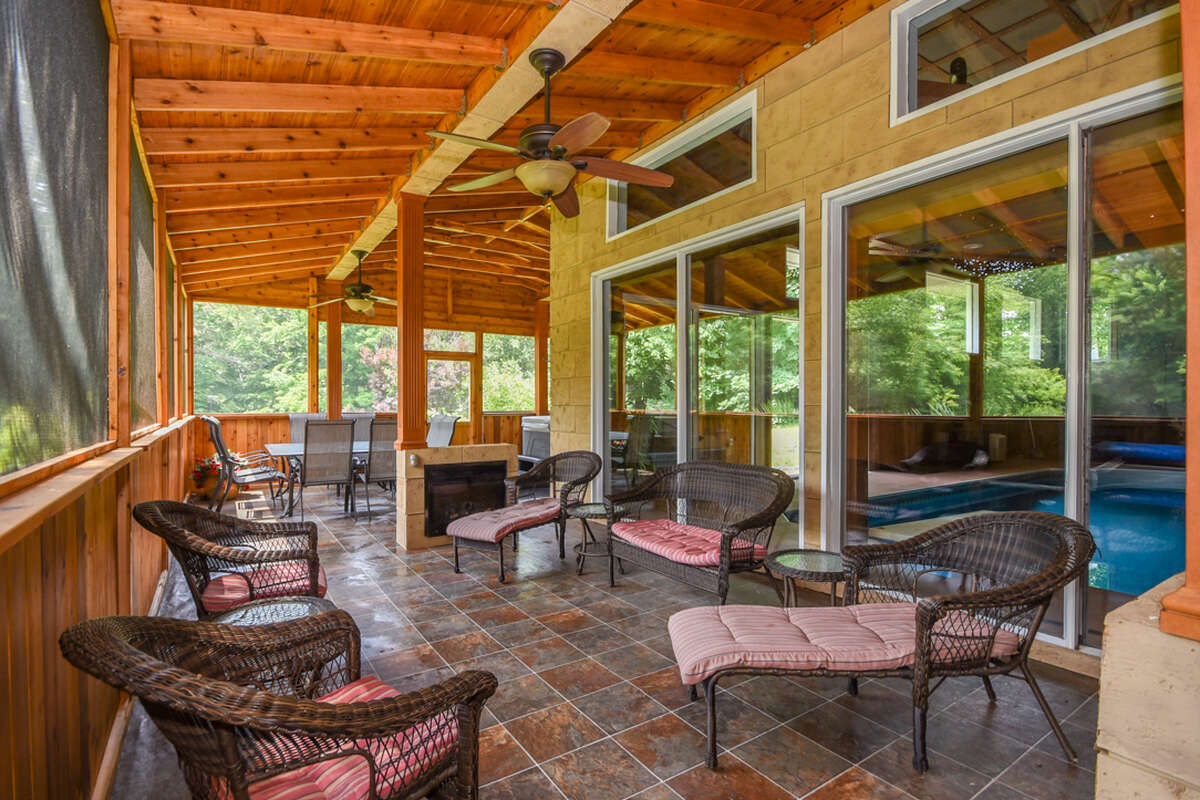 Large 3-season screened-in solarium