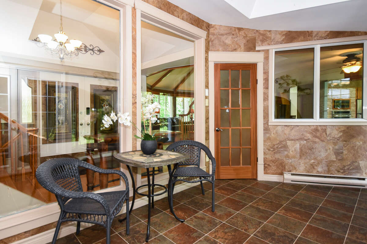 Small four-season solarium