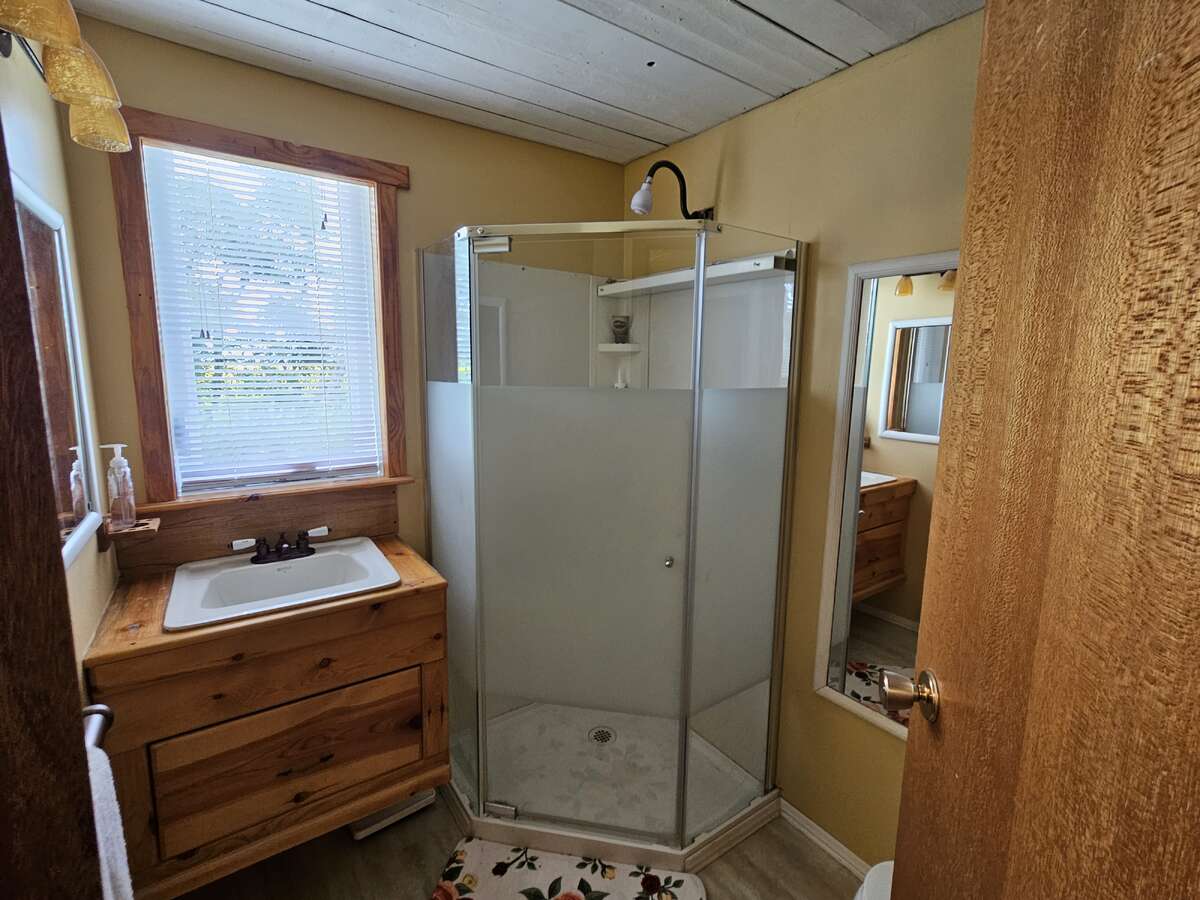 Office/4th bedroom's bathroom