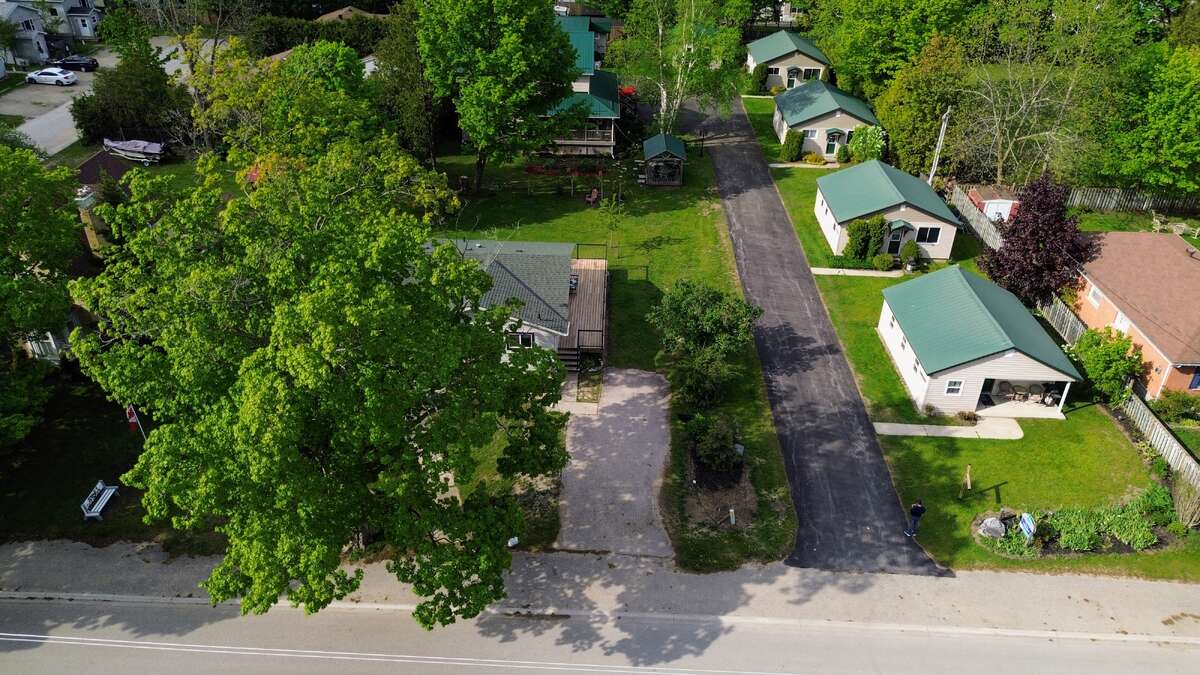 Aberdeen – Shaded 3-bedroom cottage featuring family-friendly bunk beds.