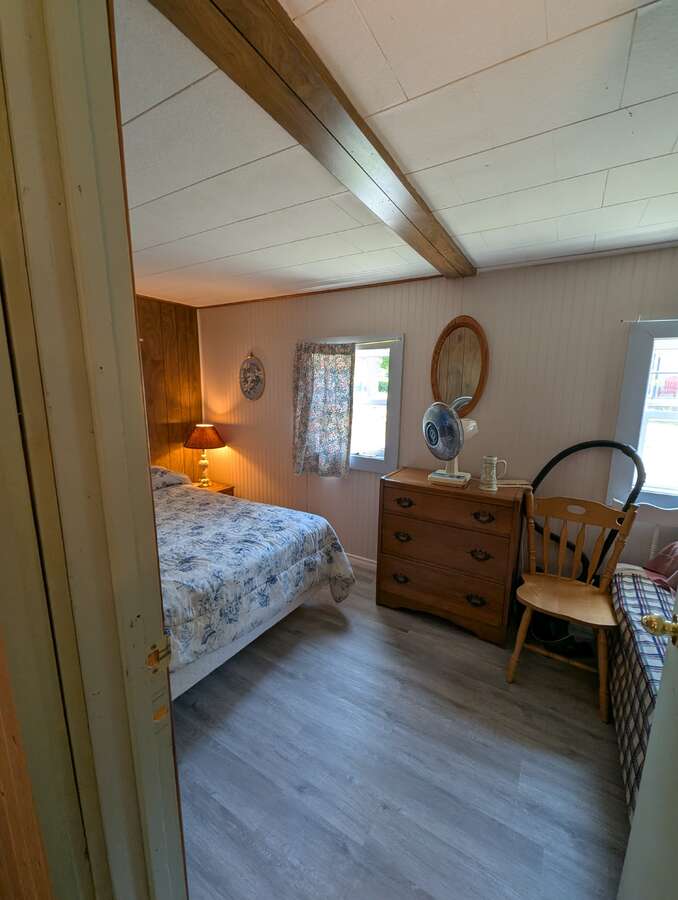 Bow Hill – Quiet 3-bedroom retreat surrounded by green space, ideal for lawn games and relaxation.
