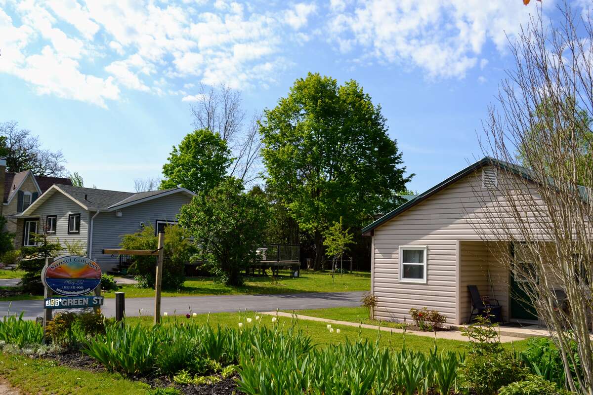 Bow Hill – Quiet 3-bedroom retreat surrounded by green space, ideal for lawn games and relaxation.