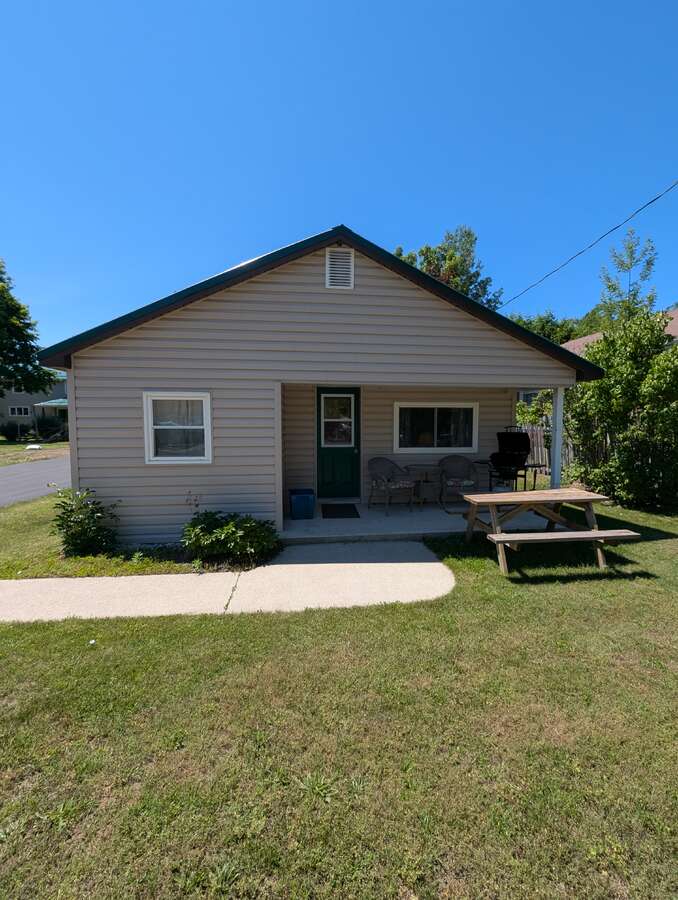 Aberdeen – Shaded 3-bedroom cottage featuring family-friendly bunk beds.