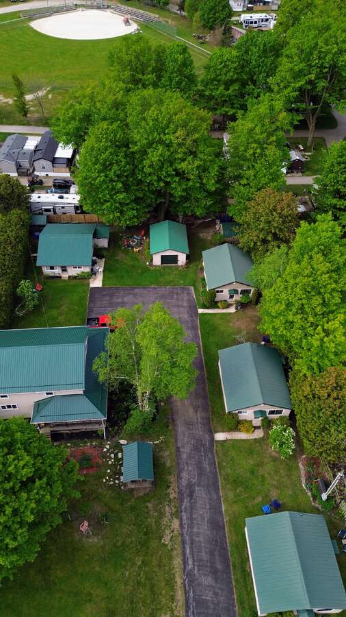 Bow Hill – Quiet 3-bedroom retreat surrounded by green space, ideal for lawn games and relaxation.