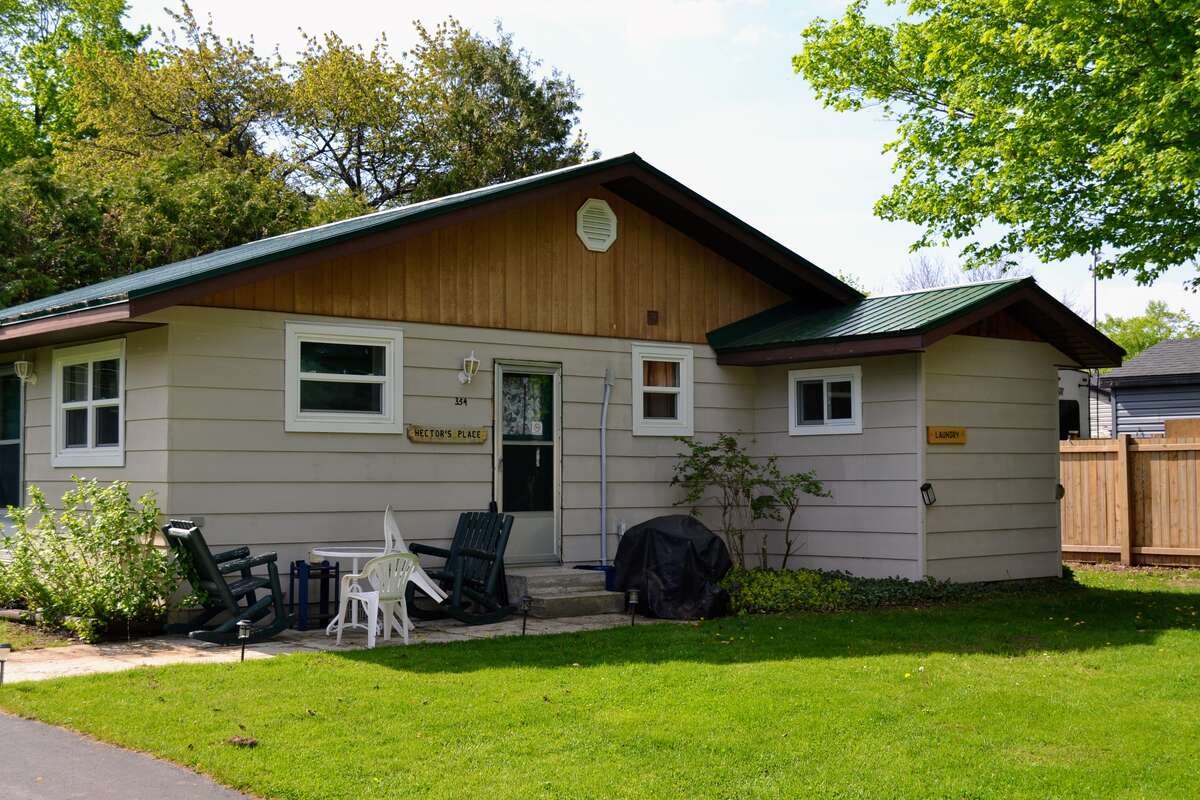 Hector's Place – Premium cottage offering a dishwasher, jacuzzi tub, and additional powder room.
