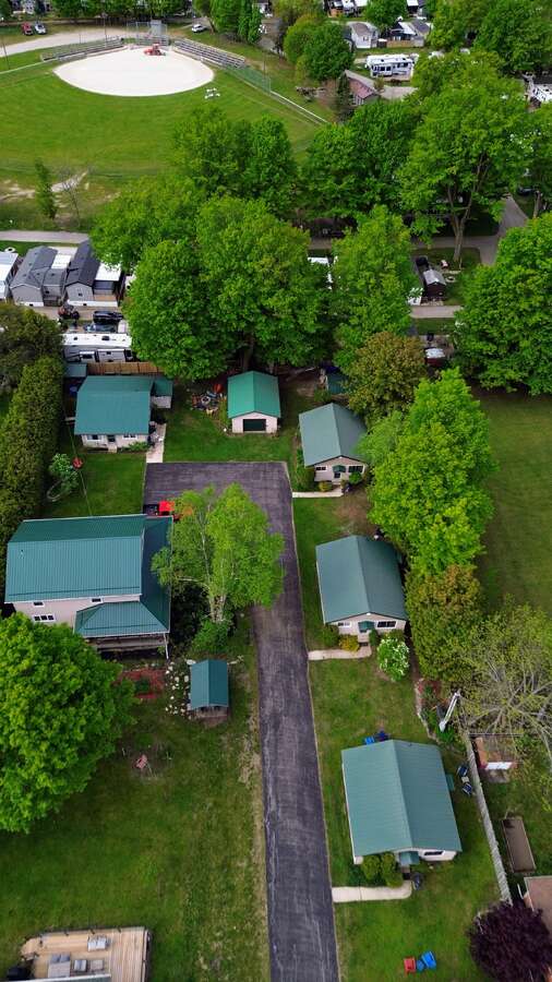 Bow Hill – Quiet 3-bedroom retreat surrounded by green space, ideal for lawn games and relaxation.