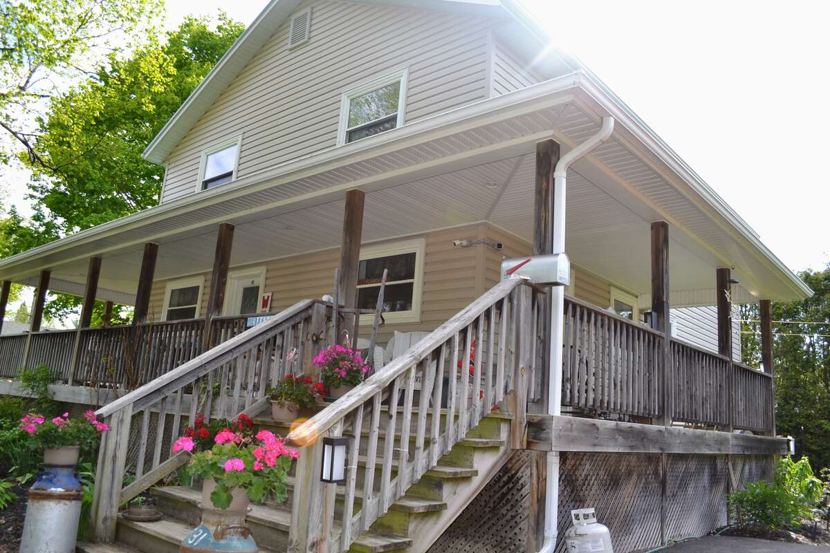 stunning 6-bedroom, 4-bathroom main residence built in 2008