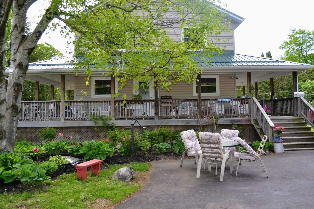 Stunning 6-bedroom, 4-bathroom main residence built in 2008
