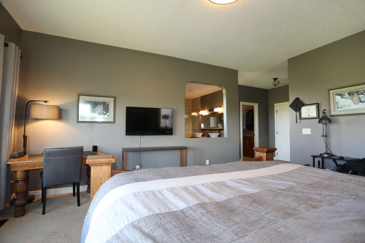 View of ensuite bathroom and walk-in closet