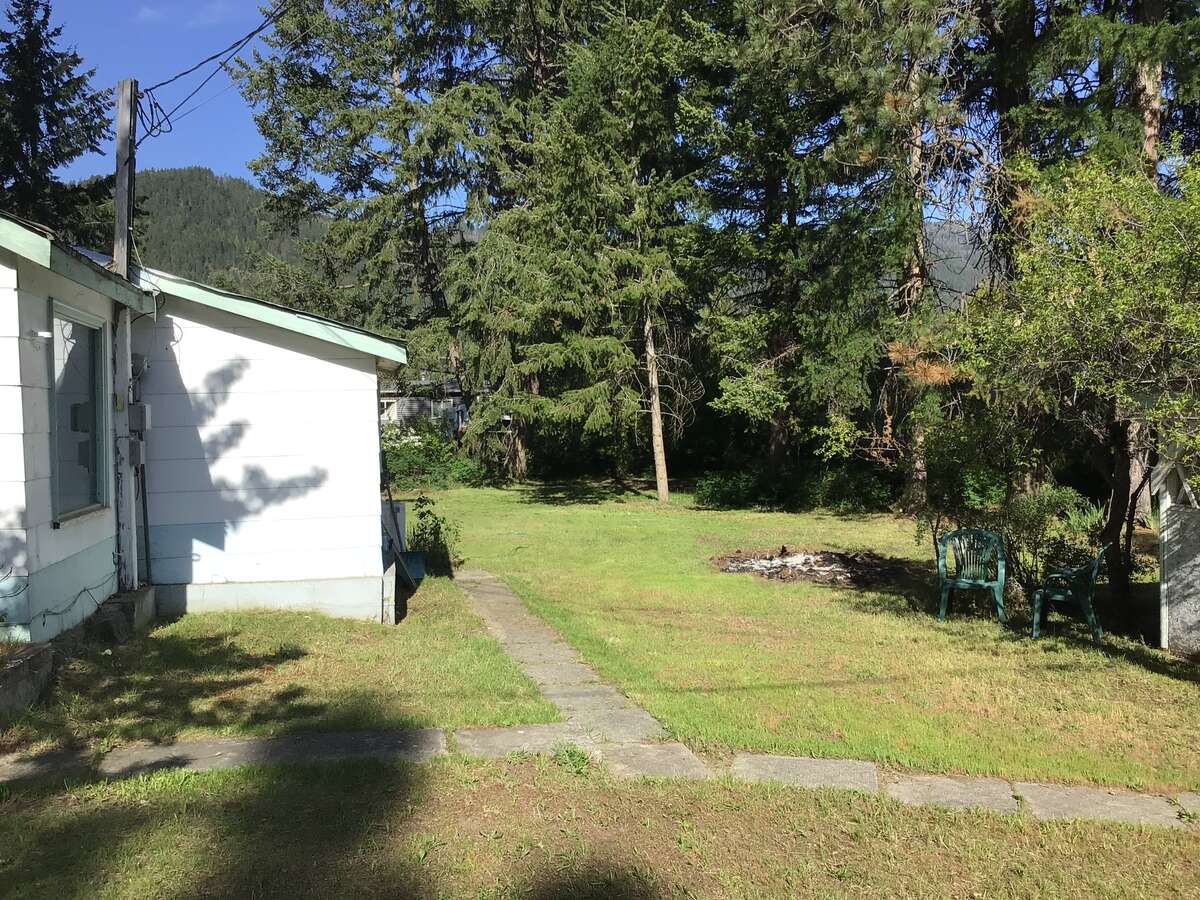 Cottage house short walk to Christina Lake Beach