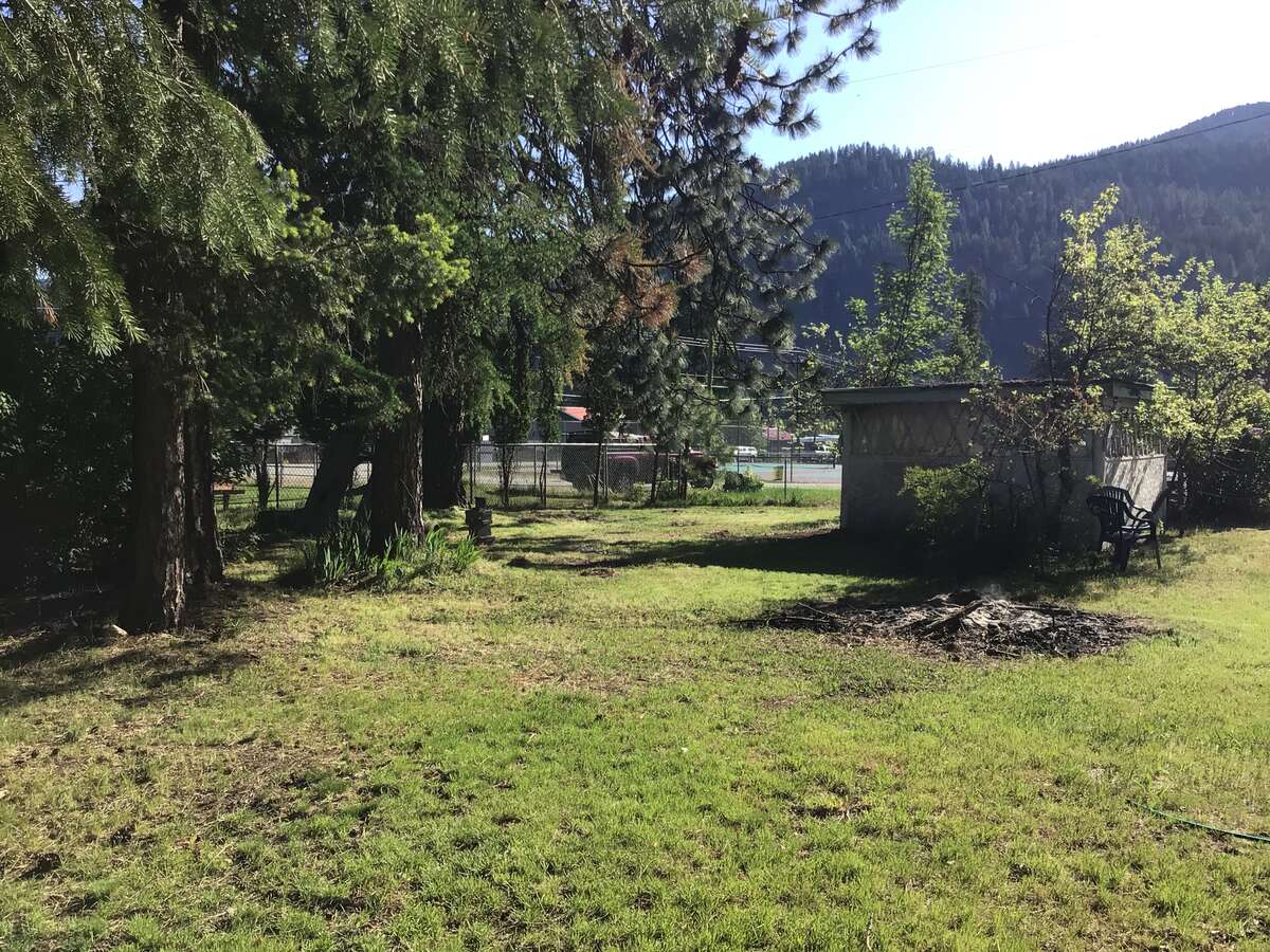 Cottage house short walk to Christina Lake Beach