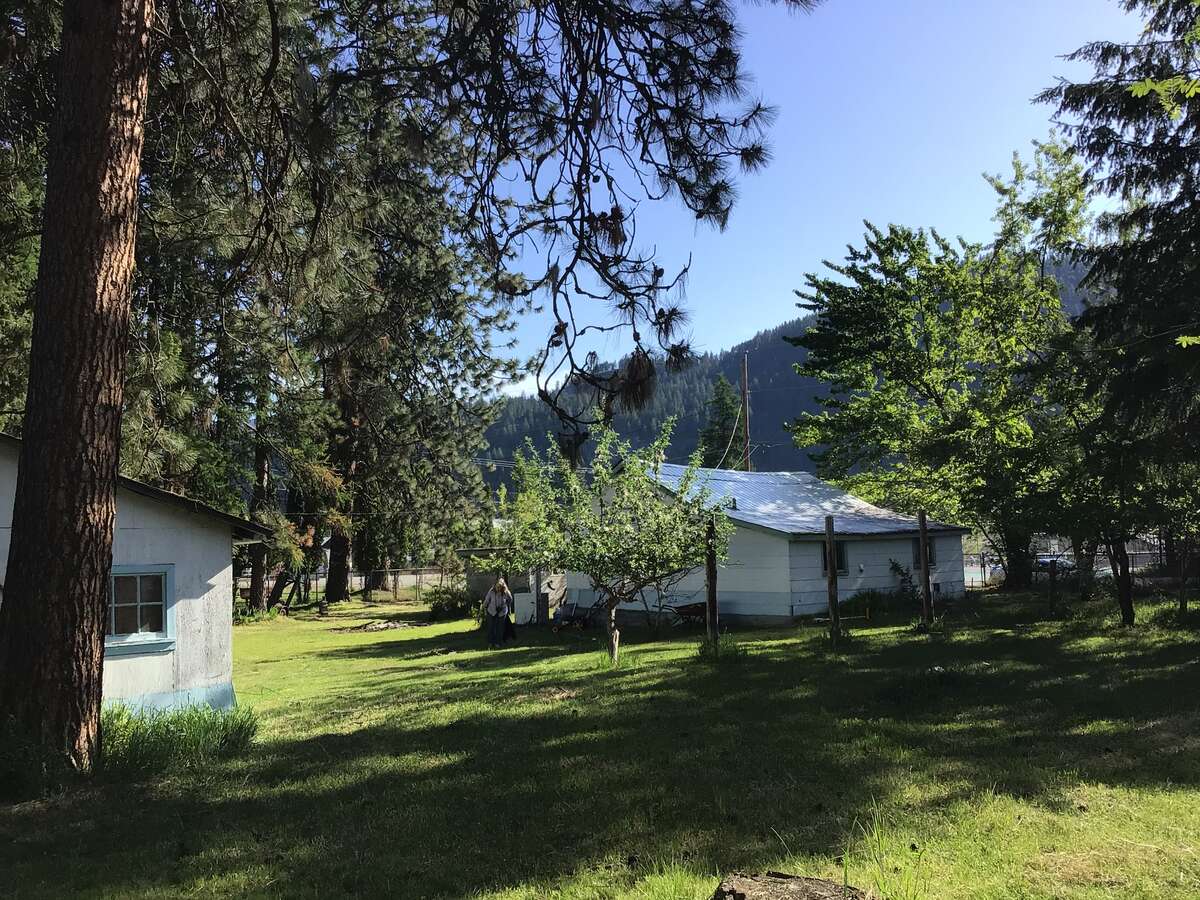 Cottage house short walk to Christina Lake Beach