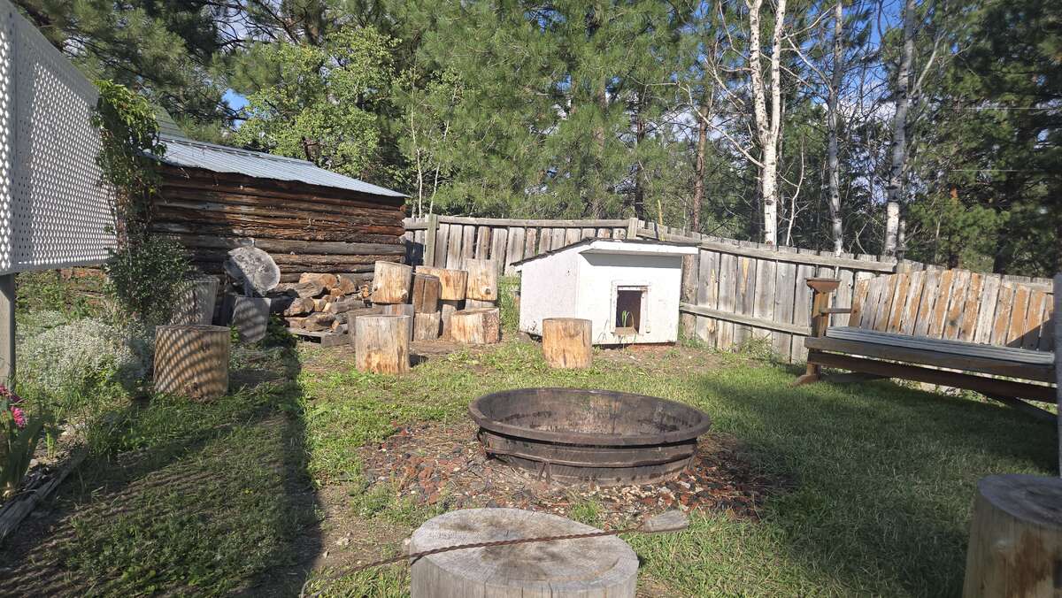 log shed for storage (garbage / recycle )