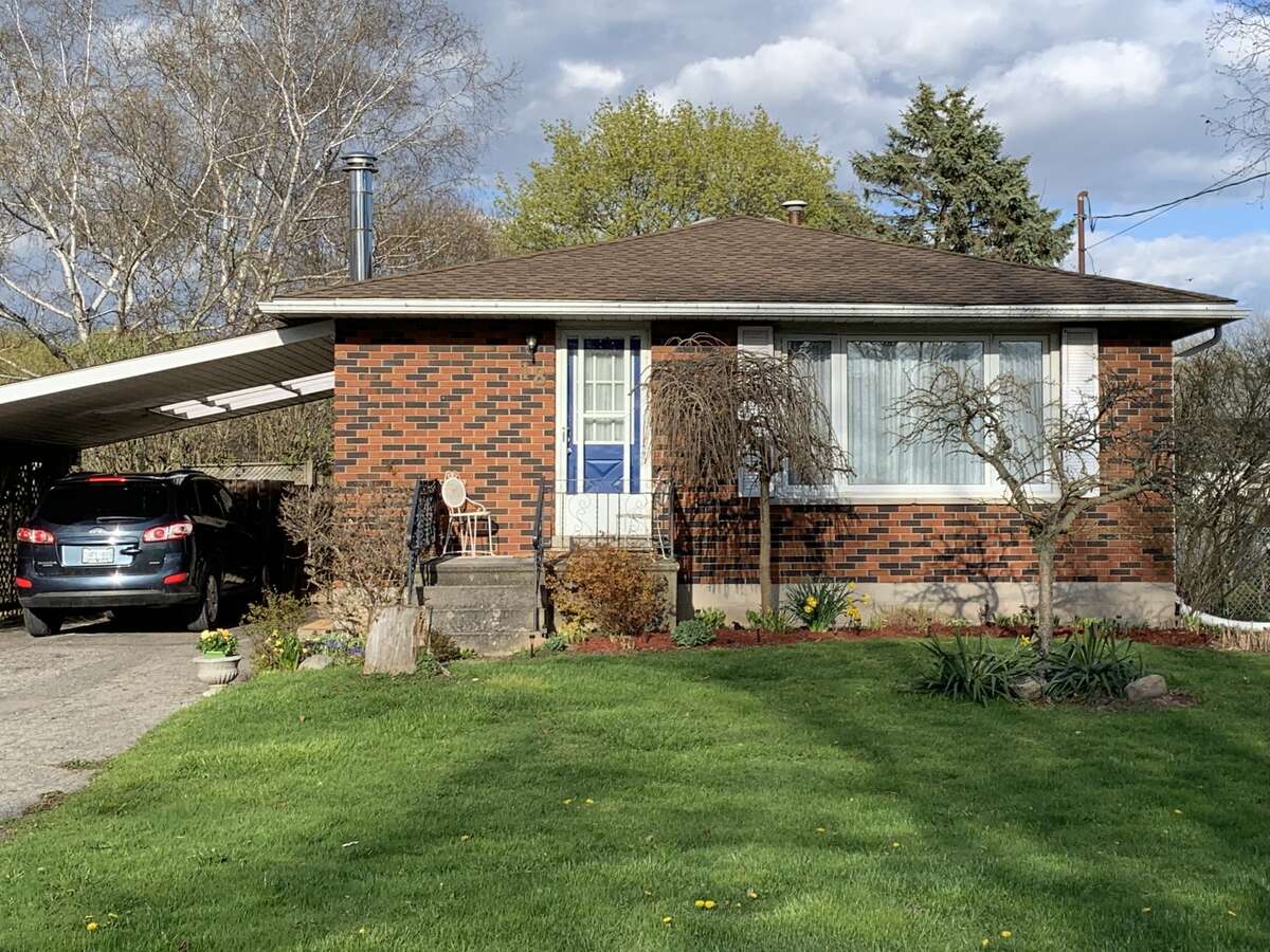 House / Bungalow For Sale in Port Dover, ON - 3+2 bed, 2 bath