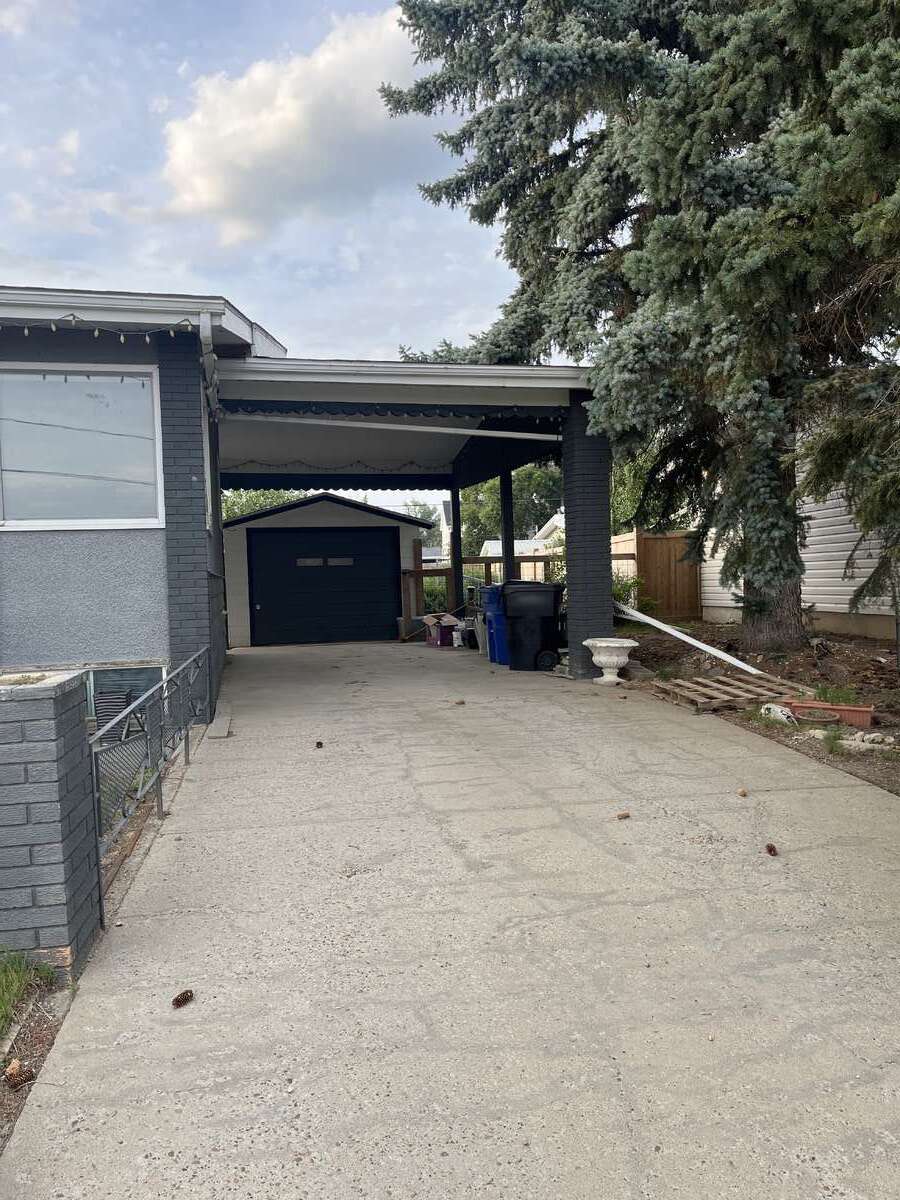 Carport & Detached Garage