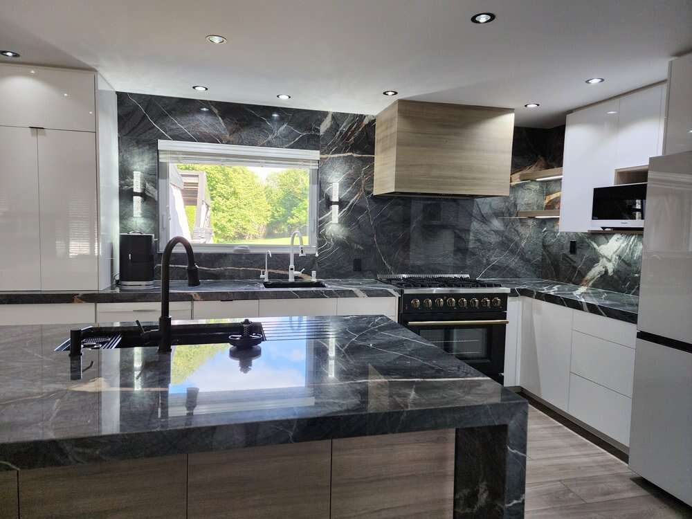 Raised bungalow, recently renovated!
