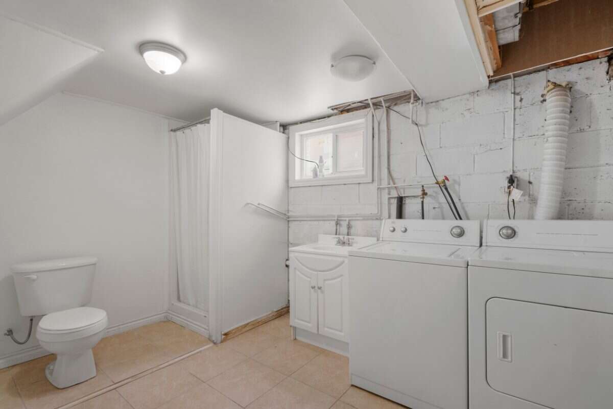 Great location & backing onto a park!