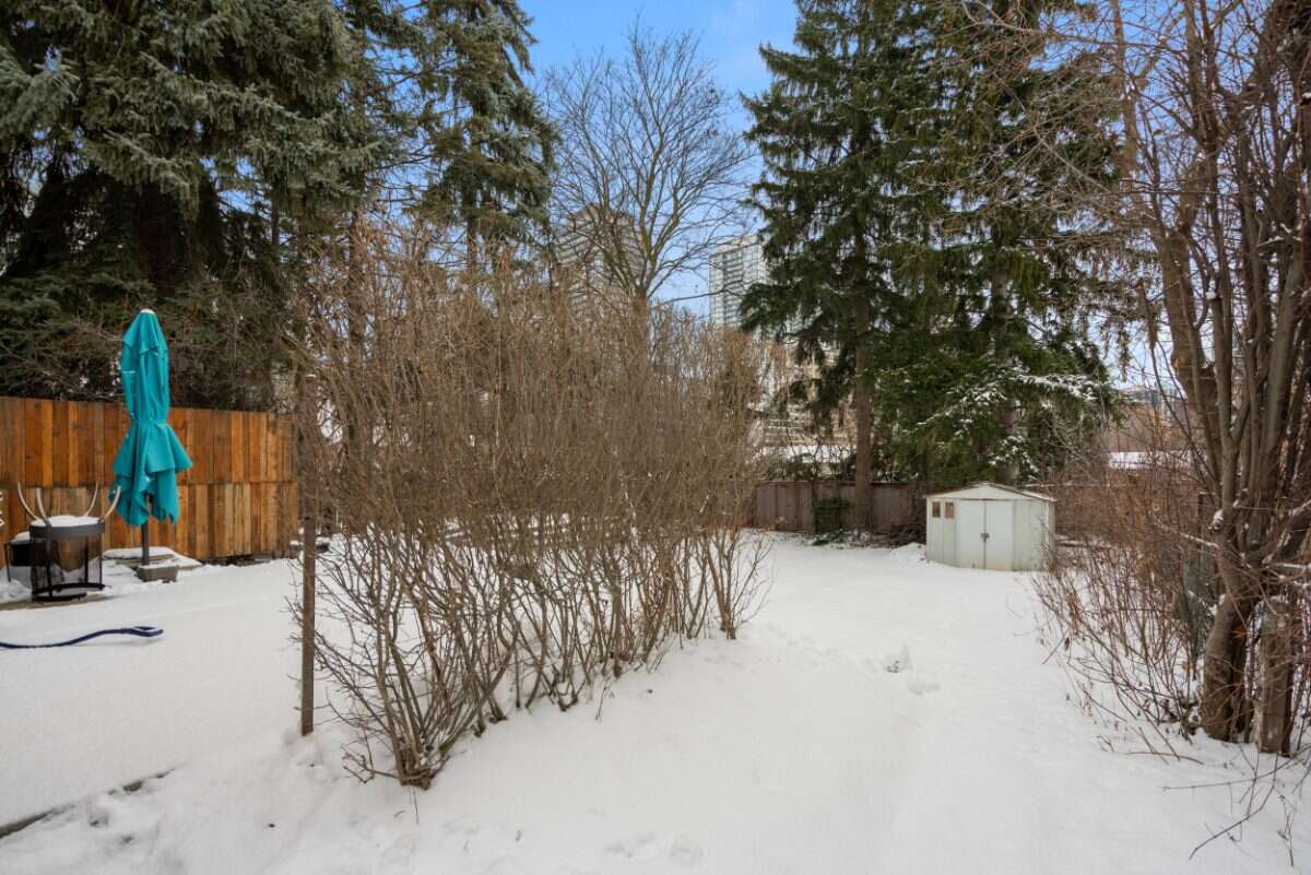 Great location & backing onto a park!