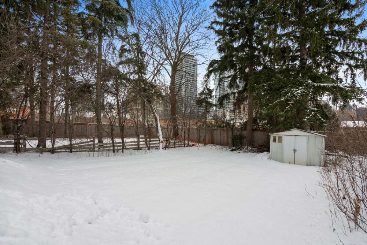 Great location & backing onto a park!