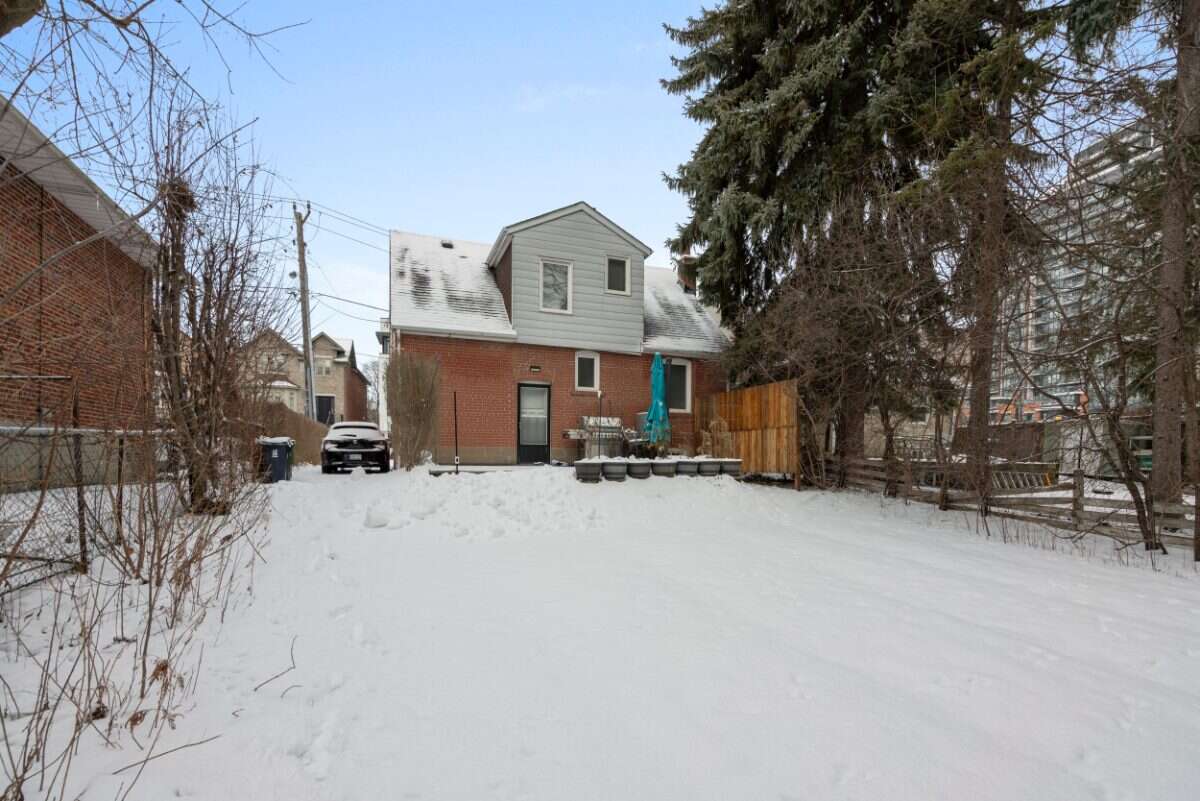 Great location & backing onto a park!