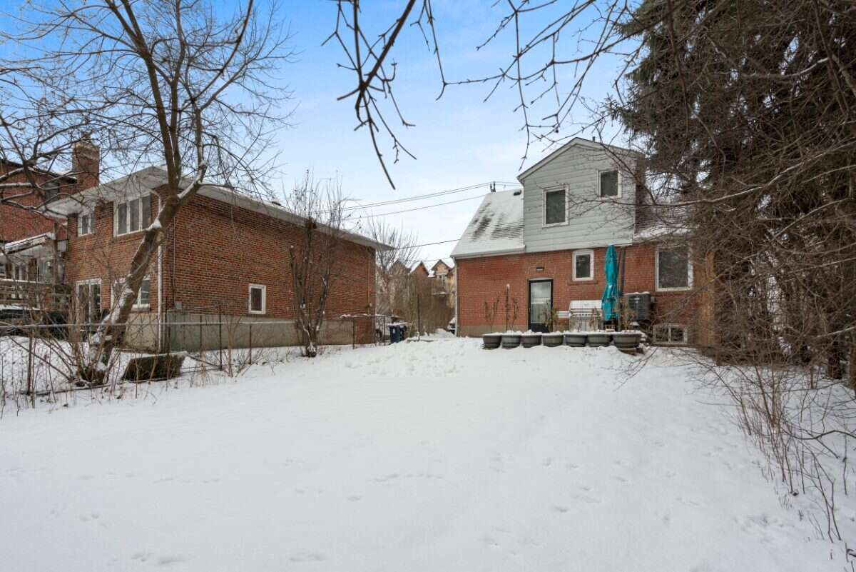 Great location & backing onto a park!
