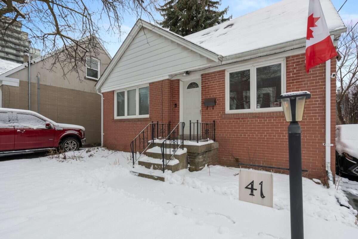 Great location & backing onto a park!