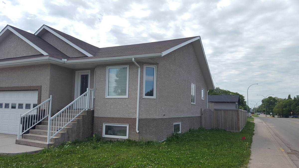 Half Duplex / House For Sale in Yorkton, SK - 4+1 bed, 2 bath