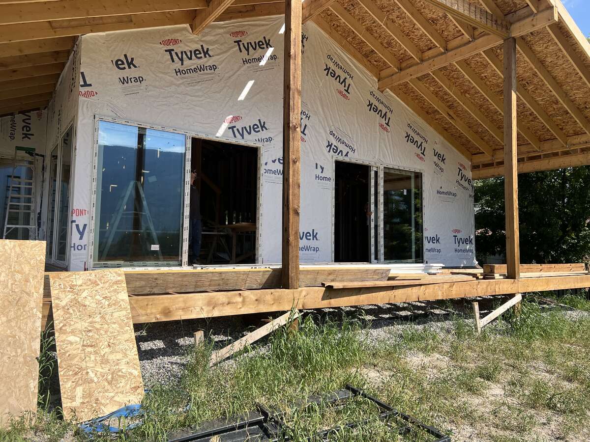 huge windows slides and sucks like in a plane