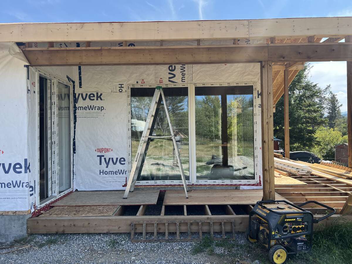 huge windows slides and sucks like in a plane