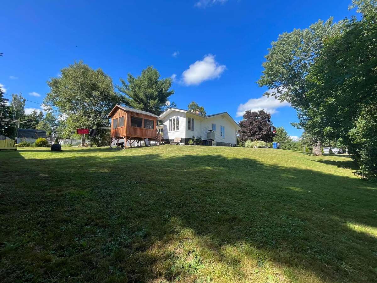 Move-in Ready, Well Kept Home, Close to Everything