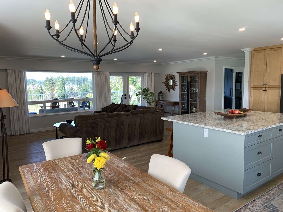 Kitchen, eating area and livingroom