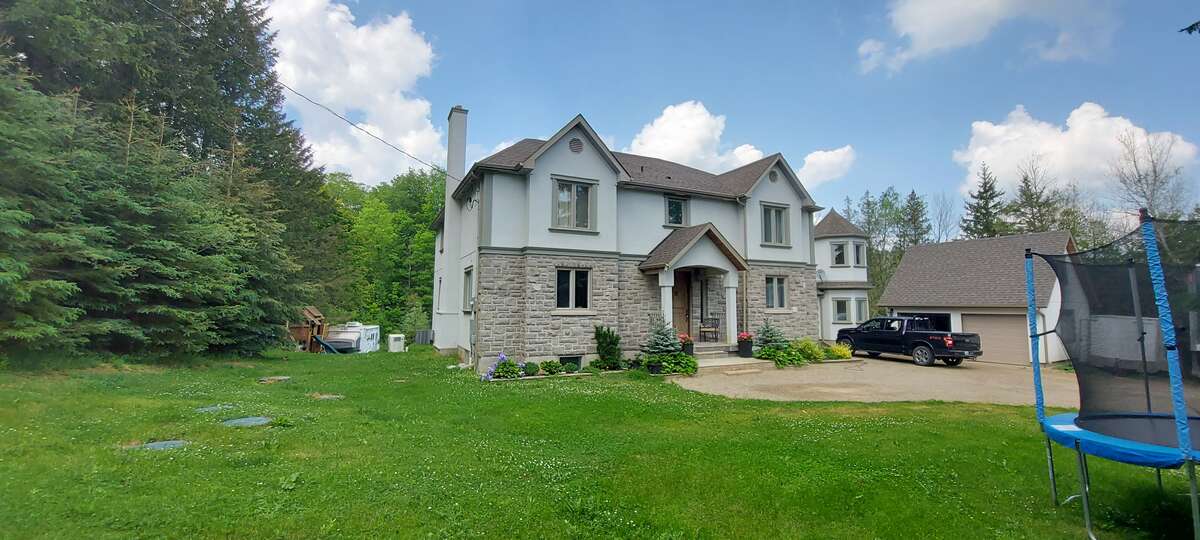 House / Detached House For Sale in Caledon East, ON - 4+1 bed, 5 bath