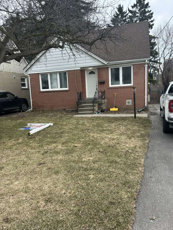 House / Detached House / Multi-Family / Revenue Property For Lease in North York, Ontario - 1 bdrm, 1 bath (41 Churchill Ave)