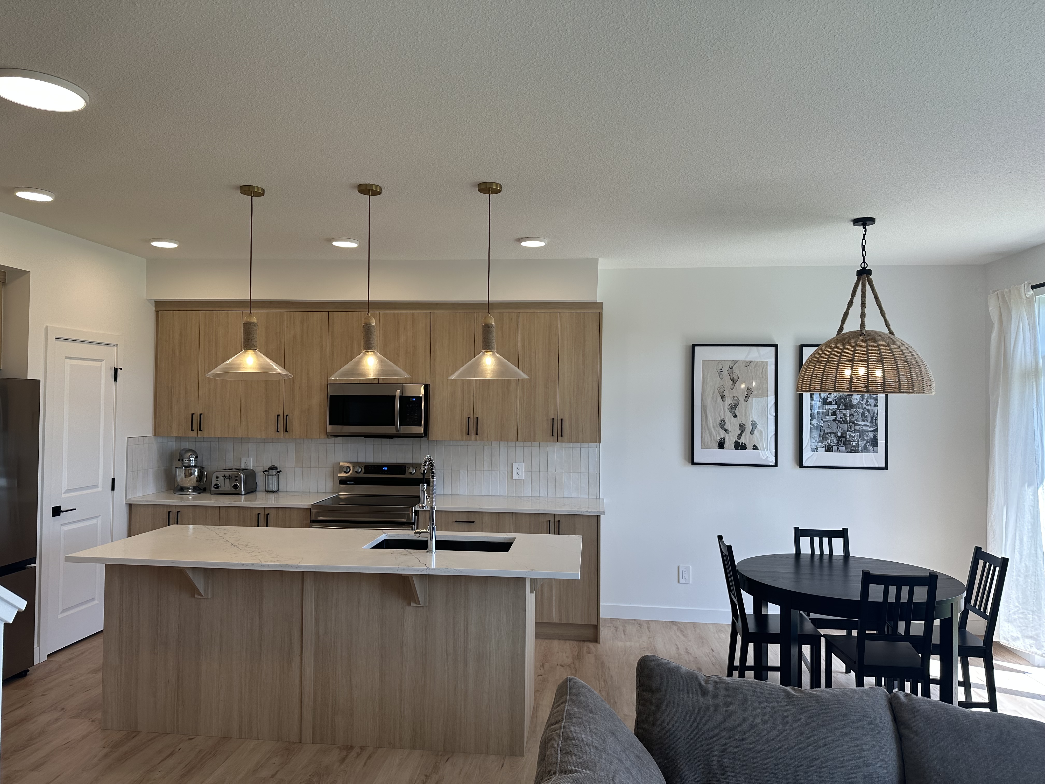 Bright/ spacious 3 bedroom home in St. Albert 