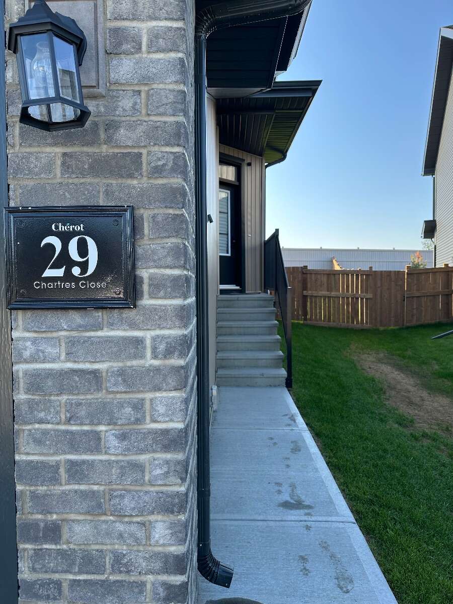 Bright/ spacious 3 bedroom home in St. Albert 