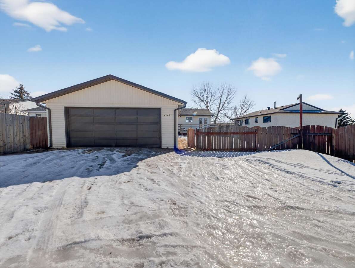 22' x 28' garage with back lane access and extra parking
