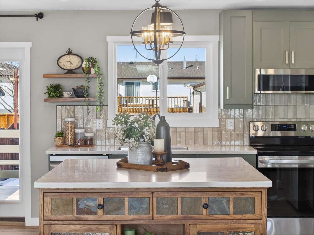 open shelves, vertical backsplash and brushed gold cabinet pulls