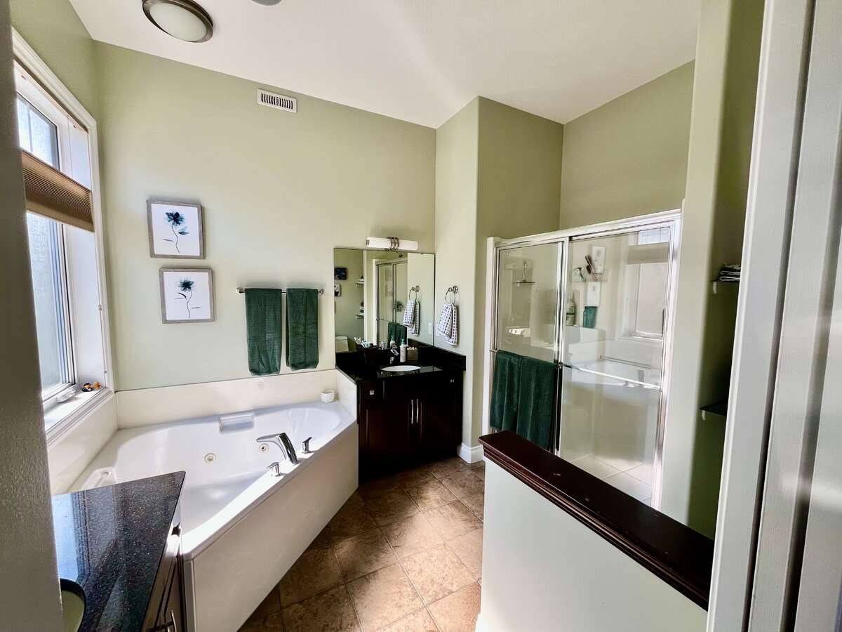 Jet tub and double vanities in en suite