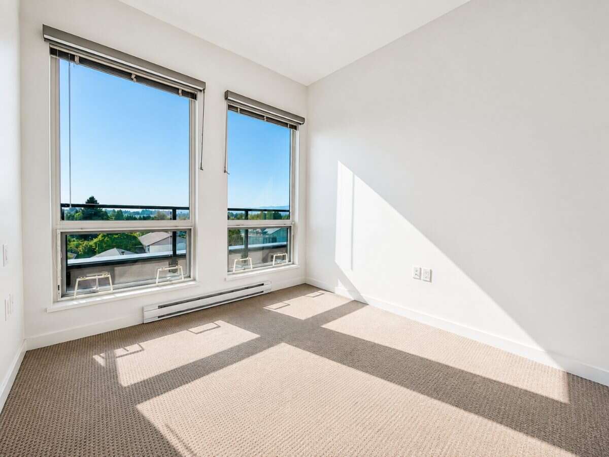 Bright one bed condo in West Maple Ridge